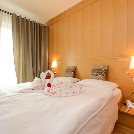 Hotel Corona Отель Пинцоло