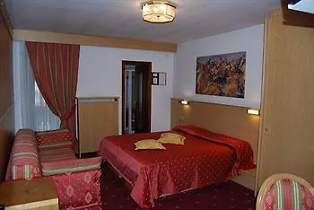 Hotel Corona Пинцоло