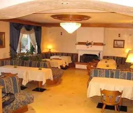 Hotel Corona Пинцоло