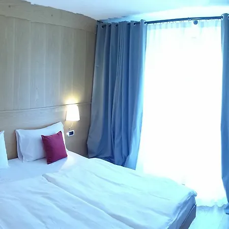 Отель Hotel Corona
